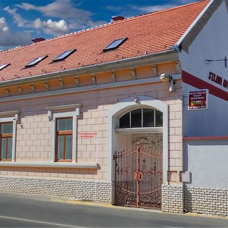 Szlavi Apartman Baja Exterior photo